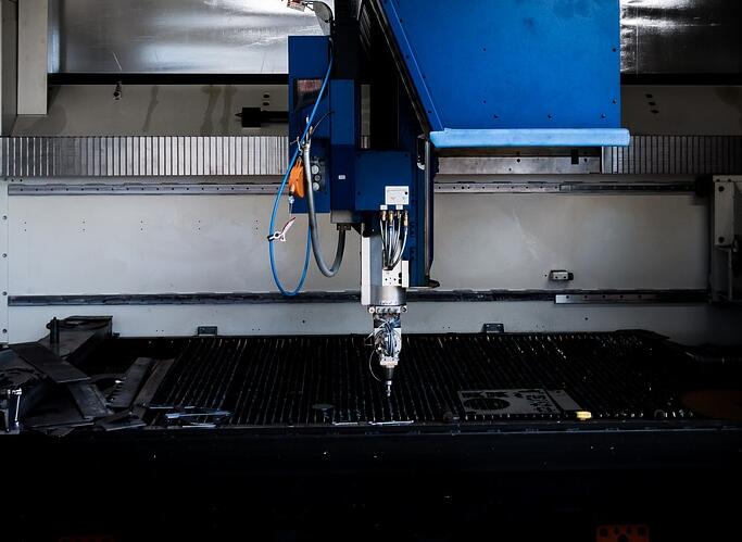 如何區(qū)分二氧化碳激光切割機(jī)和光纖激光切割機(jī)？